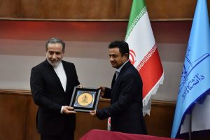 نشان دانشگاه تبریز در دستان وزیر خارجه