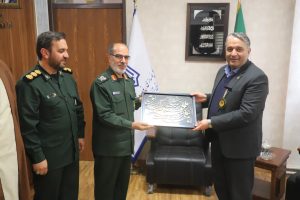 اهدای نشان مدیر جهادی و در تراز انقلاب اسلامی به مدیرکل نوسازی مدارس آذربایجان شرقی 