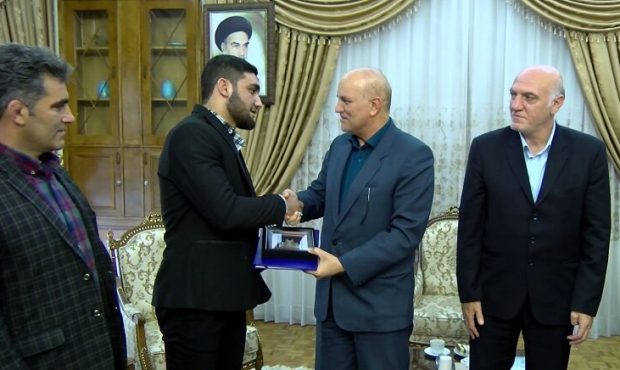 استاندار آذربایجان شرقی از کشتی گیر میانه ای تجلیل کرد