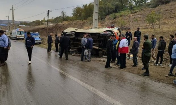 واژگونی مینی‌بوس با یک کشته و ۱۹ مصدوم در عجب‌شیر