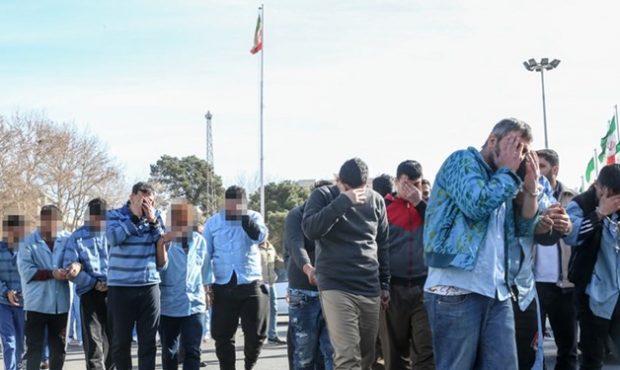 دستگیری ۱۷ اراذل و اوباش در تبریز، برخورد جدی پلیس با مخلان امنیت دستگیری ۱۷ اراذل و اوباش در تبریز، برخورد جدی پلیس با مخلان امنیت