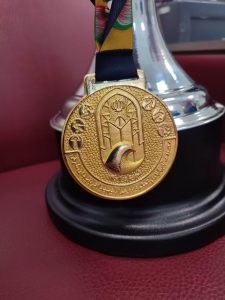 تقدیم نشان یادبود اولین المپیاد ورزشی بانک سپه به سردار فرماندهی سپاه عاشورا